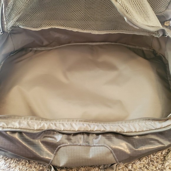 Patagonia Green Backpack Durable Water-Resistant Design - Picture 10 of 16